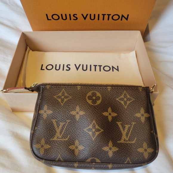 Louis Vuitton Mini Pochette - Picture 4 of 8